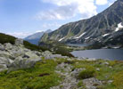 Wielki i Przedni Staw Polski na tle grani Miedzianego (2233 m), najbardziej z tyu Hawra (2152 m), najwyszy szczyt Tatr Bielskich.