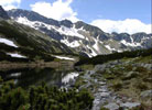 May Staw Polski (1668 m n.p.m.), z lewej Szpiglasowy Wierch (2172 m).