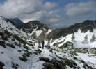 Niebieski szlak do Doliny Piciu Staww Polskich, przed nami Gadki Wierch (2065 m), oraz w chmurach Krywa (2495 m).