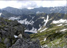 Czarny Staw Polski na tle Kotelnic. Z lewej masywny Koprowy Wierch (2363 m), z tyu Mur Hrubego (2428 m).