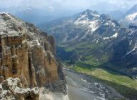 Widok na serpentyny Wielkiej Drogi Dolomitw z masywu Sella