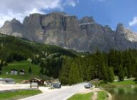 Przerwa nad jeziorkiem (w tle Masyw Dolomitw)