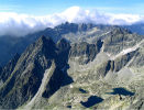 Widok z omnicy (2634 m) w stron zachodni. Na pierwszym planie Porednia Gra (2441 m), z tyu najbardziej wyniosa - Starolena (2476 )