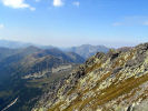 Spod wierzchoka Szpiglasowego Wierchu (2172 m) w stron zachodni. Z tyu Tatry Zachodnie.