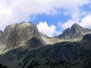 W Dolinie Starolenej - z lewej Jaworowe Szczyty (2418 m), z prawej Ostry Szczyt (2367 m)