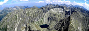 Panorama z wierzchoka Krywania (2495 m). Gra ta jest symbolem Tatr Sowackich, wit Gr Sowakw. Wejcie na wierzchoek mimo znacznej wysokoci nie jest trudne technicznie