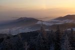 Pierwsze promienie soca owietlaj okolic - widok na stron wschodni, Beskid Wyspowy